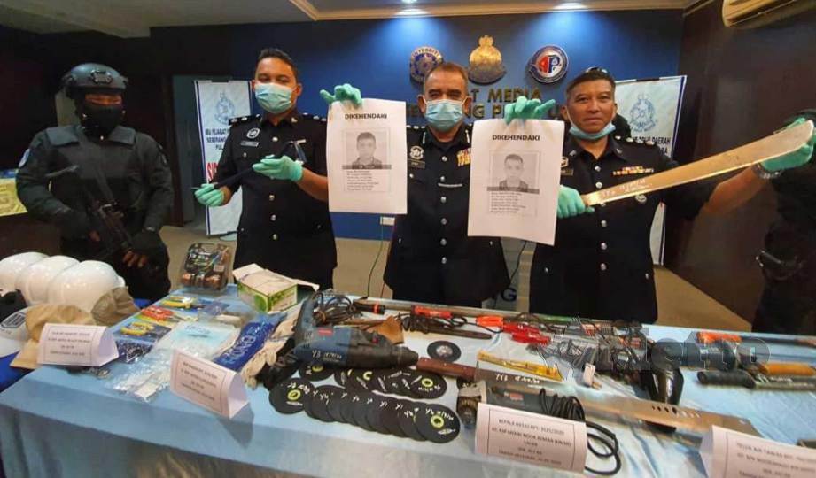 NOORZAINY (tengah) menunjukkan pelbagai peralatan yang digunakan dua suspek warga Vietnam untuk melakukan kegiatan pecah pasaraya, kedai emas dan rumah pada sidang media di IPD Seberang Perai Utara. FOTO Nur Izzati Mohamad