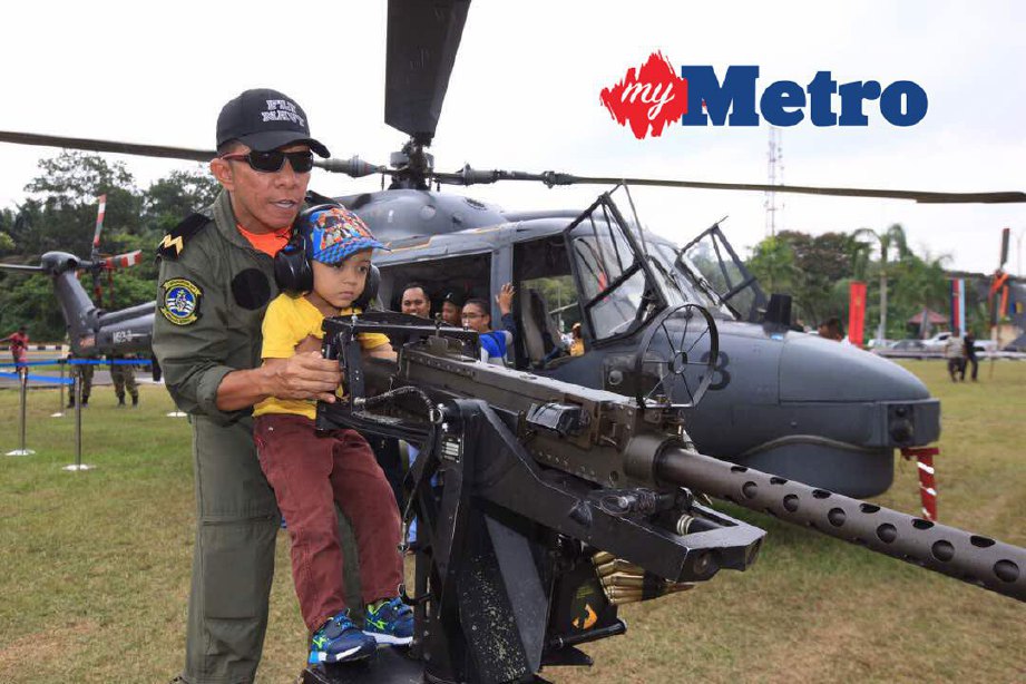Adik Zafri Adli tidak lepaskan peluang untuk mencuba Heavy Machine Gun bagi helikopter Super Lynx milik TLDM sewaktu hadiri Mini Karnival ATM sempena Majlis Rumah Terbuka Malaysia Aidil Fitri di Sembrong.