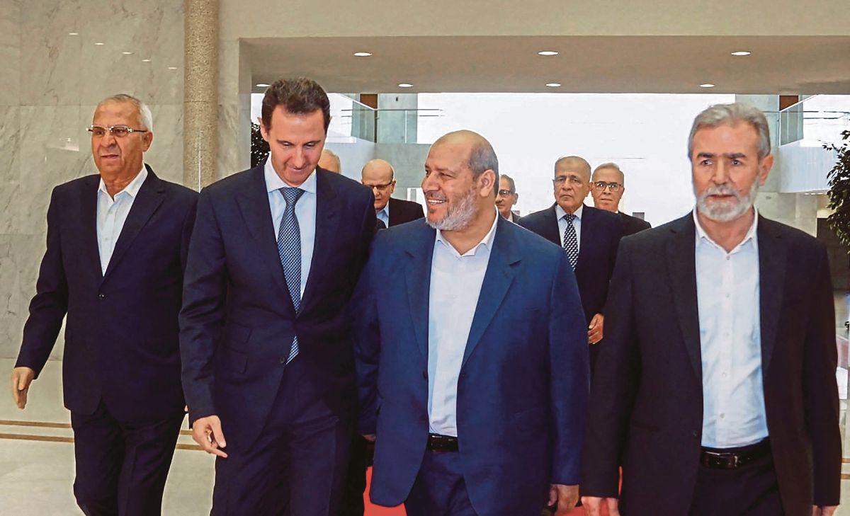 BASHAR (dua dari kiri) menerima kunjungan delegasi pemimpin kumpulan dari Palestin. FOTO AFP 