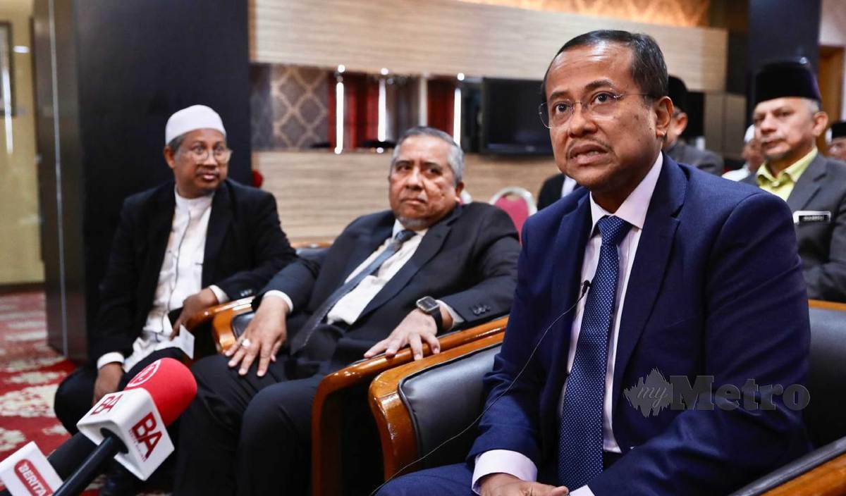 AHMAD Samsuri semasa sidang media pada Majlis Penyerahan Tunggakan Elaun Imam dan Bilal Masjid Mukim Negeri Terengganu di Wisma Darul Iman. FOTO Ghazali Kori