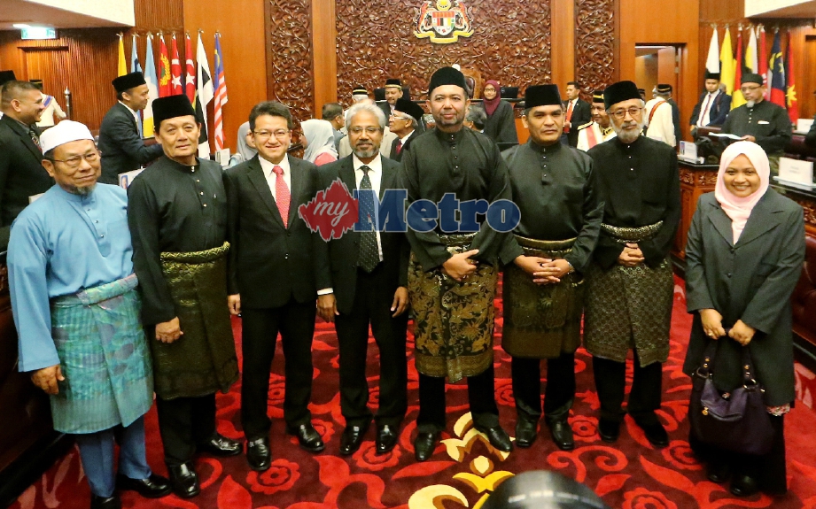 Ahli-Ahli Dewan Negara bergambar selepas Majlis Mengangkat Sumpah. FOTO Eizairi Shamsudin