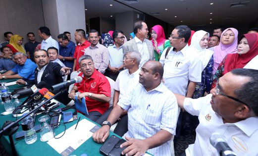 TIMBALAN Pengerusi Perhubungan UMNO negeri, Datuk Seri Ahmad Bashah Md Hanipah (tengah) di perjumpaan tertutup pemimpin UMNO negeri di Alor Setar. FAIL Shahrizal Mohd Noor
