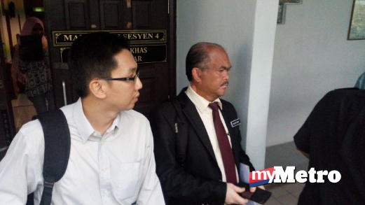WAKIL Senheng Electric (KL) Sdn Bhd, Mah Chin Ngiap (kiri, Pengurus Kewangan) keluar dari Mahkamah Sesyen, Ayer Keroh, Melaka, selepas diarah membayar denda RM30,000.