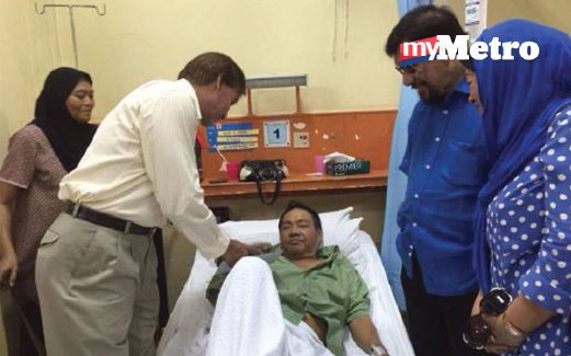 DJ Dave melawat Elias ketika dirawat di Hospital Kuala Lumpur (HKL), bulan lalu.