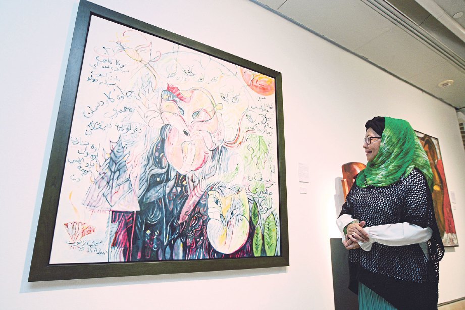 DR Siti Zainon bersama lukisannya bertajuk Luka Mahameri.