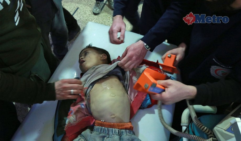 PASUKAN perubatan berusaha menyelamatkan seorang kanak-kanak selepas satu serangan dipercayai menggunakan senjata kimia di kampung al-Shifuniyah di Ghouta Timur, Syria kelmarin. FOTO AFP