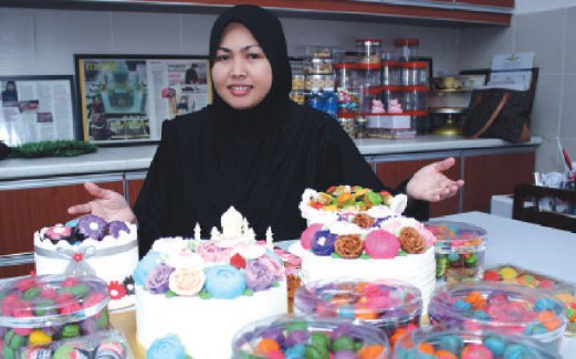 Siti Zahrah berhenti kerja apabila menerima banyak tempahan rakan pejabat.