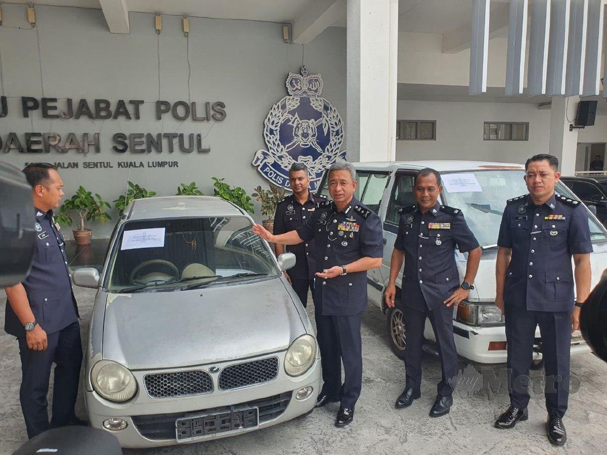 HABIBI menunjukkan kereta Perodua Kancil dan van yang dirampas dalam sidang media di Ibu Pejabat Polis Daerah (IPD) Sentul, Kuala Lumpur, hari ini.   FOTO Nurul Hidayah Bahaudin.