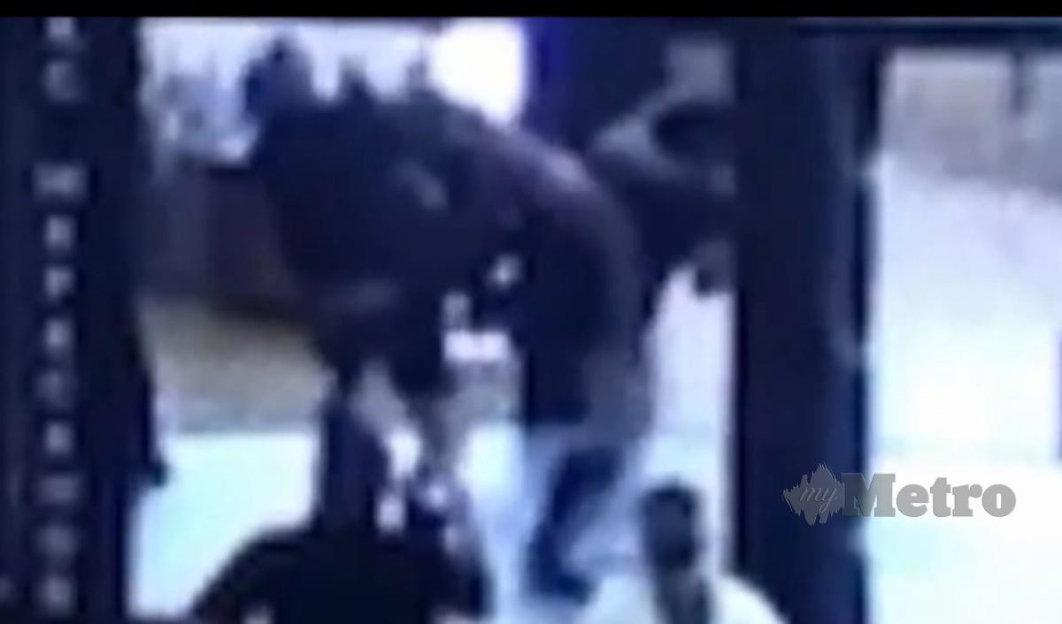 TANGKAP layar video menunjukkan detik lawan menendang kepala mangsa sebelum dia tumbang dan tidak sedarkan diri. FOTO AGENSI
