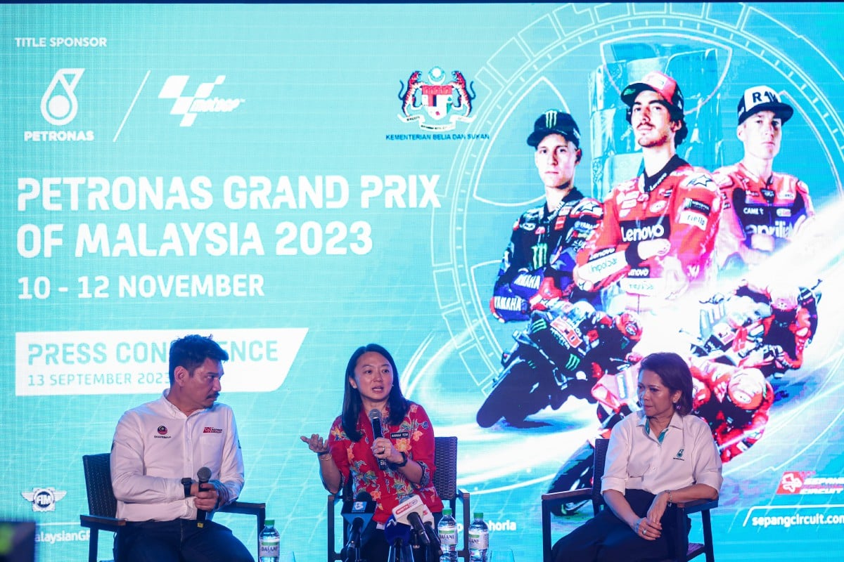MENTERI Belia dan Sukan Hannah, Yeoh bercakap pada sidang media Grand Prix Malaysia Petronas 2023 di The Bee Publika hari ini bersama Azhan (kiri). FOTO BERNAMA