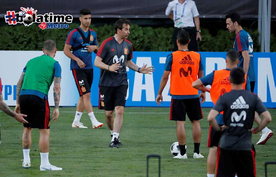 LOPETEGUI (tengah) memberi arahan kepada pemainnya ketika sesi latihan skuad Sepanyol. -Foto Reuters