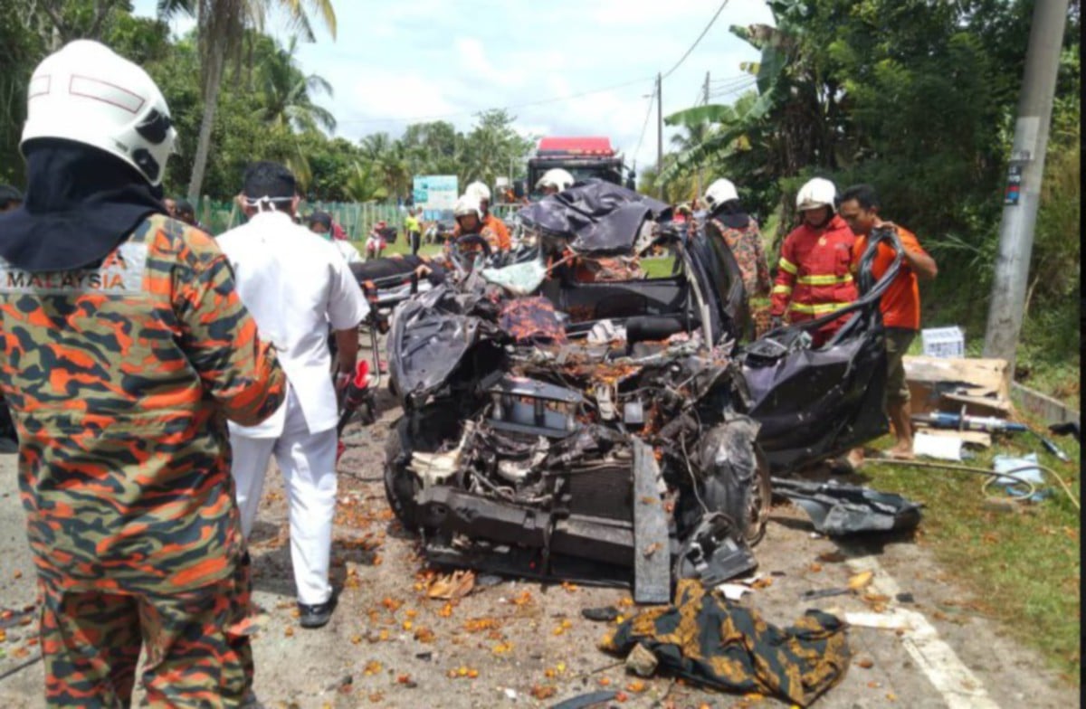PASUKAN bomba mengeluarkan mangsa yang tersepit dalam kemalangan membabitkan tiga kenderaan di Jalan Paya Lebar. FOTO Ihsan Polis