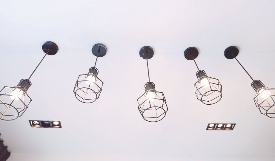 PILIHAN lampu ‘loket’ serlah konsep perindustrian. 