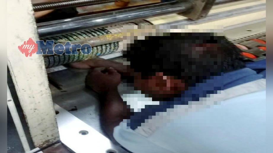Caption<PERGELANGAN tangan kanan lelaki yang tersepit pada mesin penggelek kertas di sebuah kilang di Parit Buntar, hari ini. FOTO Ihsan JBPM