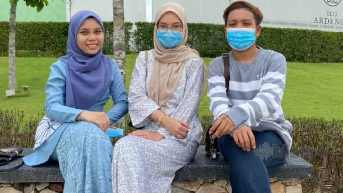 SITI Harkom (kiri) bersama Siti Jesnita Abdullah (tengah) dan Allahyarham Muhammad Hafiz Syamir (kanan) pada AildilFitri tahun lalu. FOTO ihsan Siti Harkom Yakob