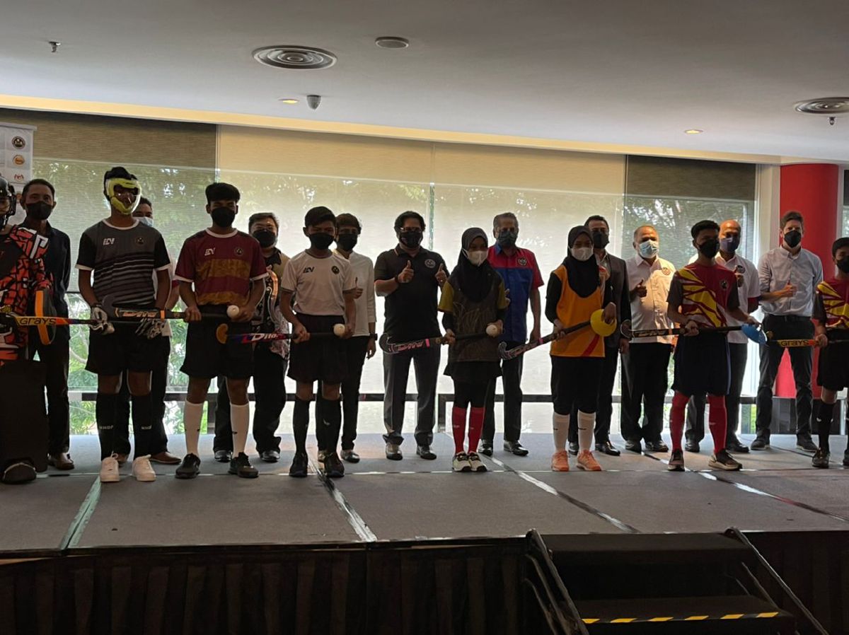 Sebahagian pemain muda yang menerima peralatan hoki pada Majlis Penyerahan Peralatan Sukan Program Pembangunan Hoki Negara.