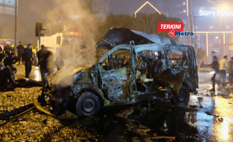 A damaged vehicle is seen after a blast in Istanbul, Turkey, December 10, 2016. REUTERS/Murad Sezer