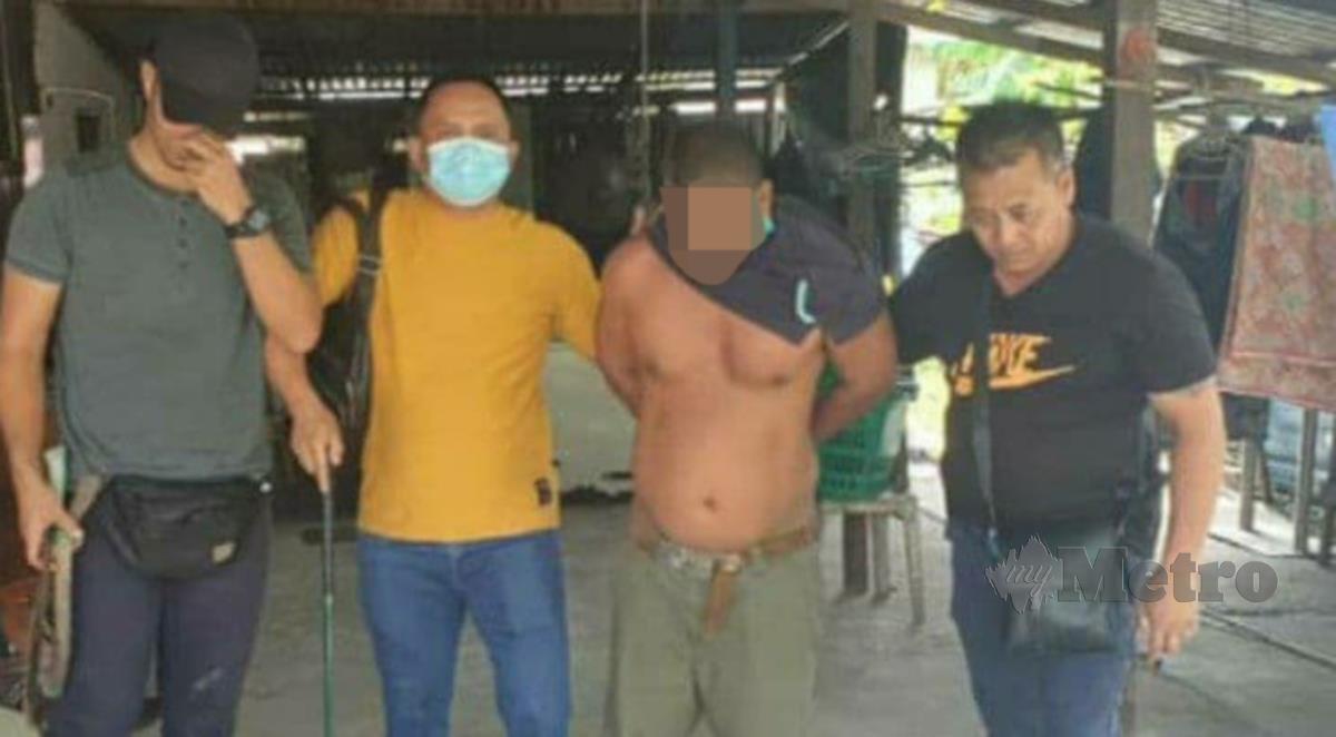 SUSPEK (dua dari kanan) ditahan selepas menyerang dan mencederakan dua beranak menggunakan parang di hadapan rumahnya di Kampung Sinar Budi. FOTO MELVIN JONI