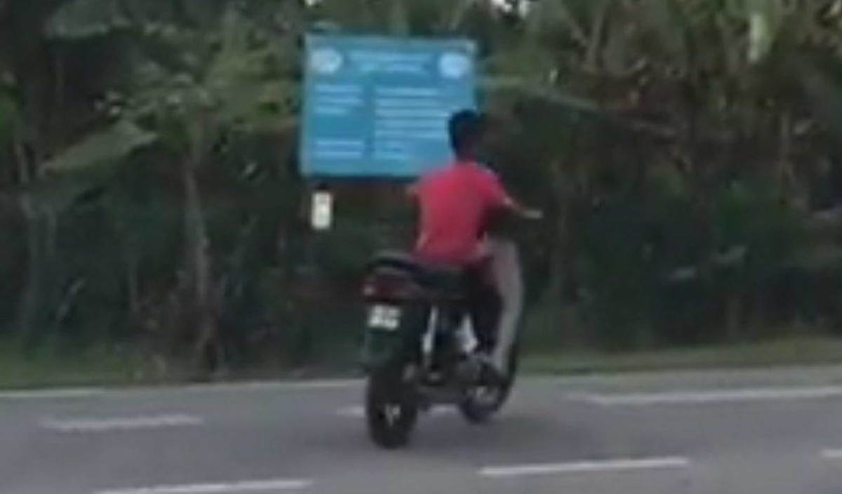 GELAGAT seorang kanak-kanak lelaki yang menunggang motosikal di Kampung Paya Cegar di Jitra tular di laman sosial.FOTO Ihsan pembaca