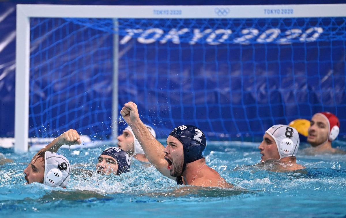 Pemain Serbia, Dusan Mandic (tengah) meraikan kemenangan pasukannya dalam acara polo air di Tatsumi Water Polo Centre. FOTO AFP