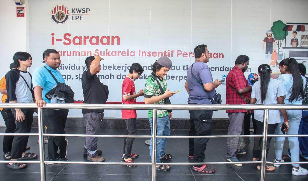TINJAUAN orang ramai yang hadir di KWSP Shah Alam untuk mendaftar Akaun Fleksibel (Akaun 3). FOTO Genes Gulitah