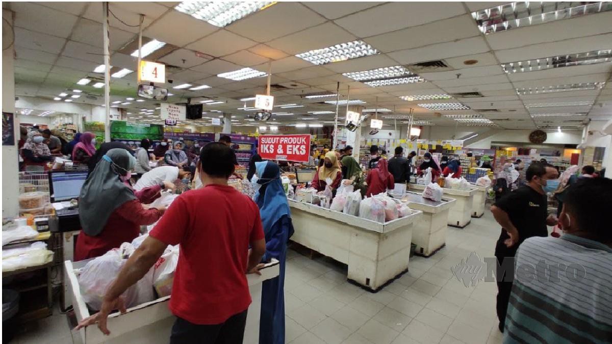 ORANG ramai memenuhi pasar raya untuk membeli barang keperluan menjelang pelaksanaan PKP, Jumaat ini. FOTO ZAID SALIM