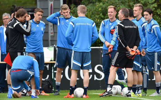 PEMAIN Jerman menerima arahan  jurulatih semasa sesi latihan di Frankfurt, kelmarin.