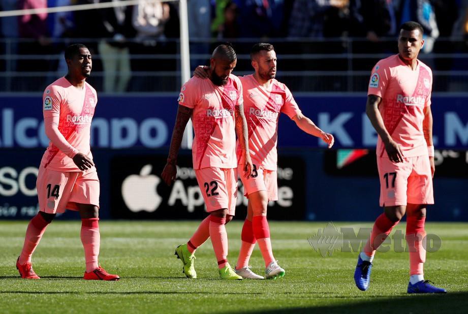 REAKSI pemain Barcelona selepas perlawanan berakhir seri tanpa jaringan di Estadio El Alcoraz, Huesca. — FOTO Reuters