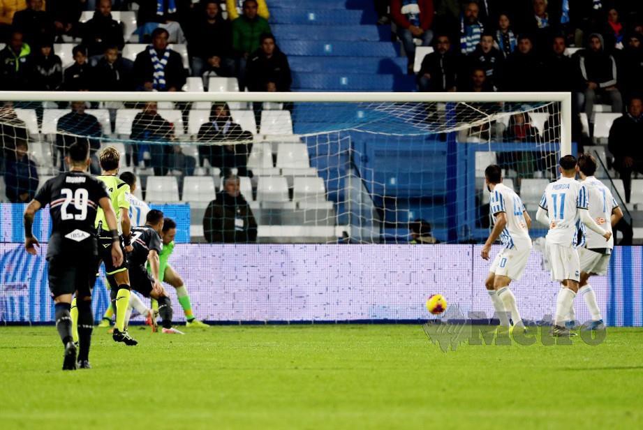 CAPRARI (empat kiri) menanduk masuk gol kemenangan di Stadium Paolo Mazza, Ferrara, awal pagi tadi. — FOTO EPA