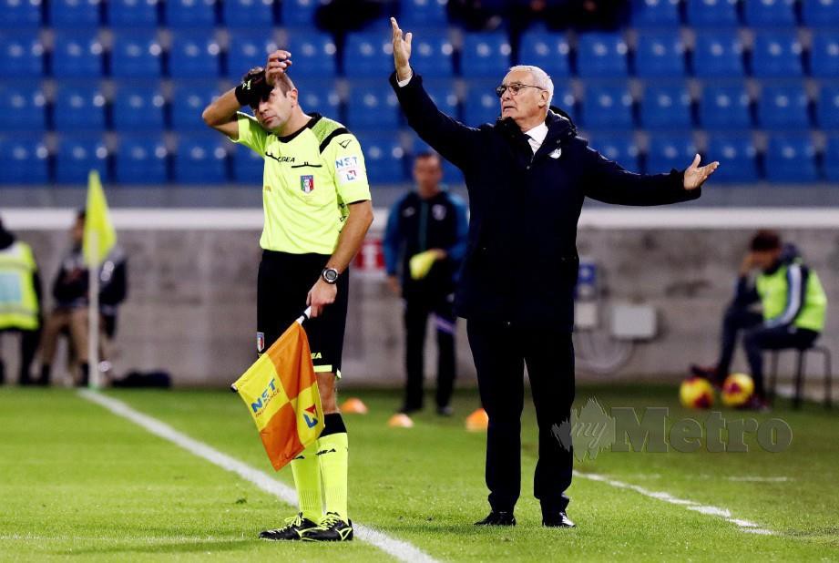 REAKSI Ranieri (kanan) ketika aksi menentang SPAL. — FOTO EPA