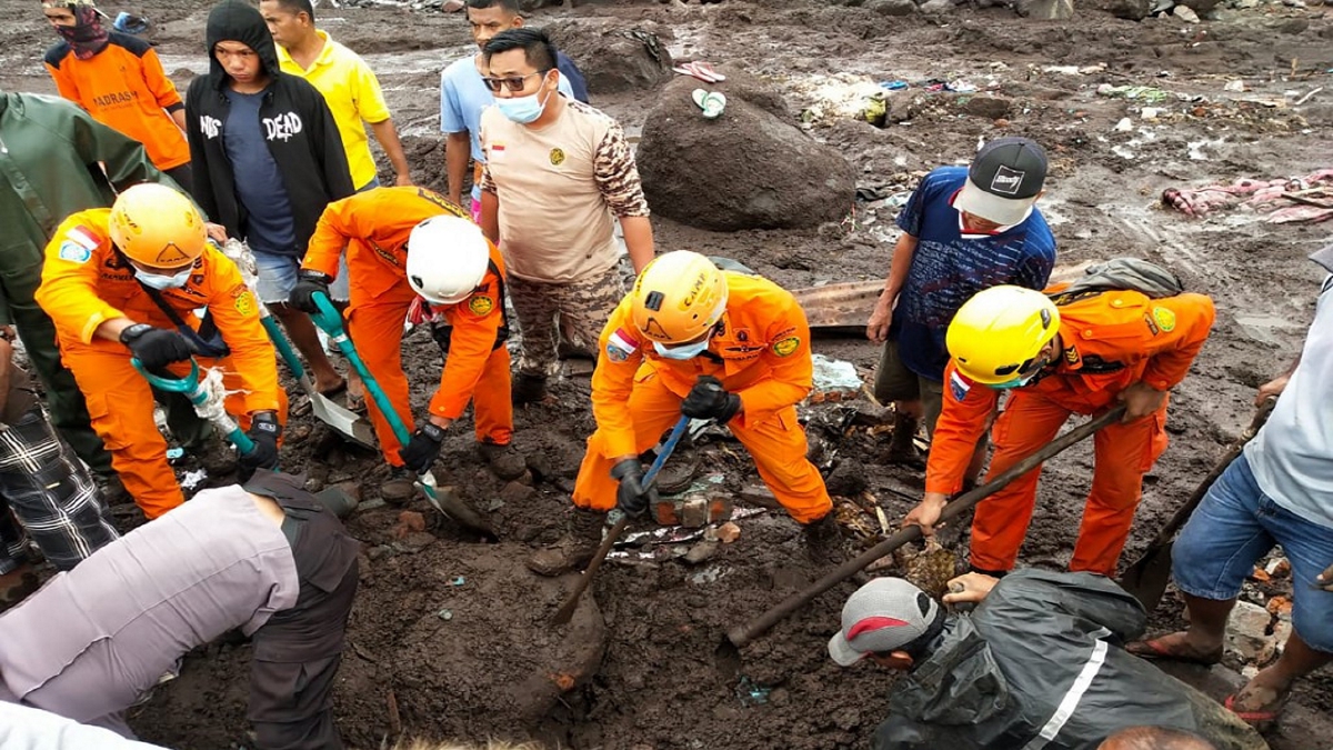 Pasukan penyelamat sedang mencari mangsa yang terperangkap dalam runtuhan. FOTO Agensi