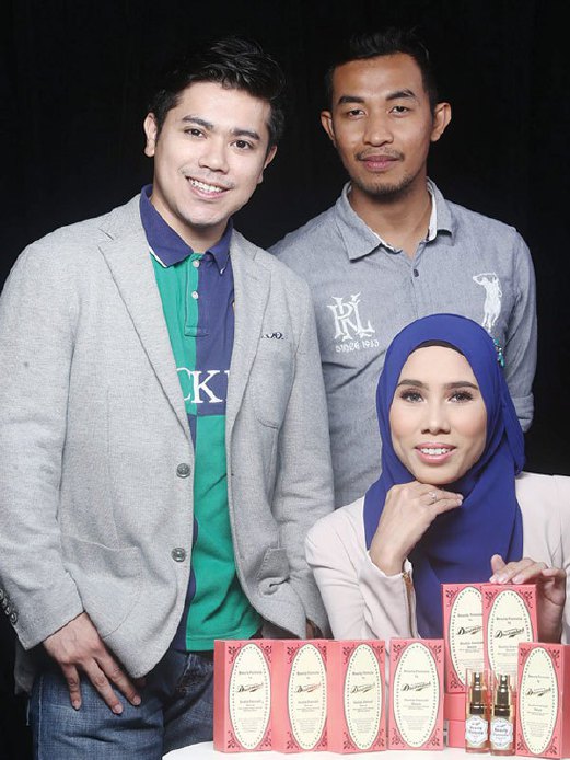 NURDIYANA bersama rakan kongsinya, Mohd Shakhir (kanan) dan Affe Dzafre Syahme.