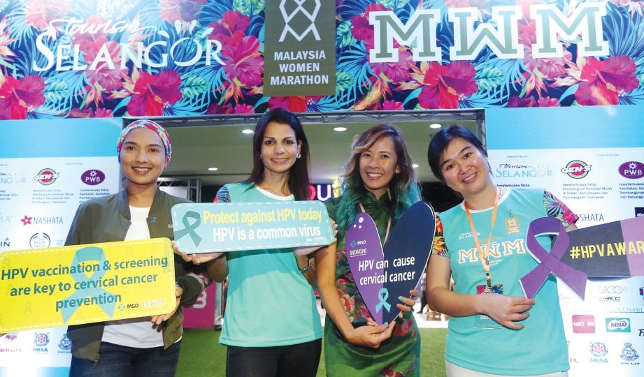 DR Woo (kanan) dan Pengarah Larian MWM, Karen Loh (dua kanan), bekas pesakit kanser, Genevieve Sambhi (dua kiri) dan aktres, Vanidah Imran di majlis pelancaran Hari Kesedaran HPV Antarabangsa di Shah Alam, Selangor.