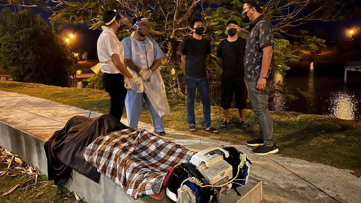 Pasukan perubatan menunggu untuk membawa mangsa ke HEBHK selepas disahkan meninggal dunia di kawasan rekreasi tasik Taman Seri Impian di Kluang, semalam. Foto Ihsan Pembaca