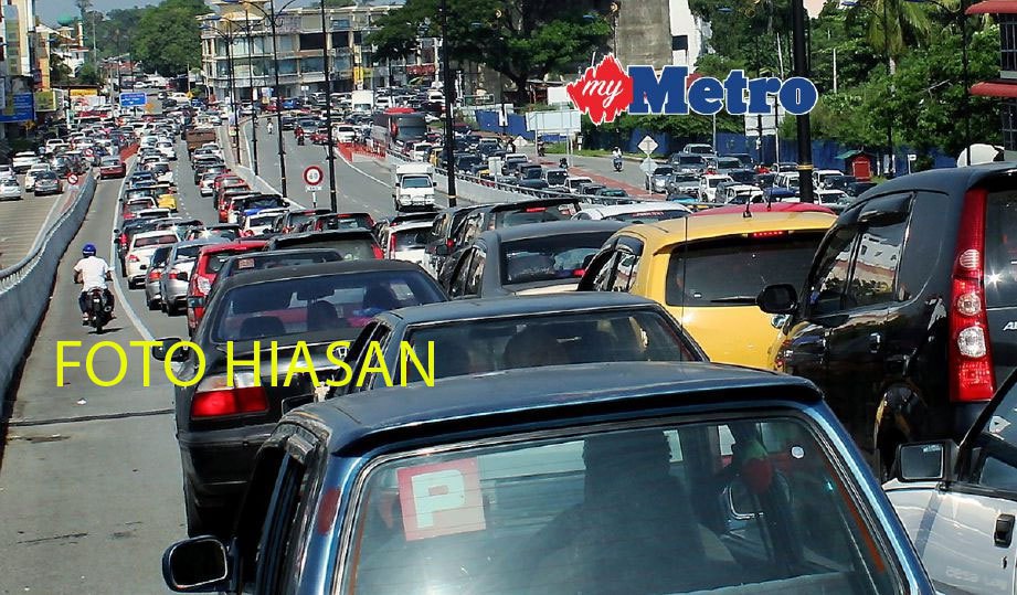 Keadaan lalu lintas di sepanjang Jalan Sultan Yahya Petra ke Kubang Kerian di Kelantan sesak berikutan warga kota mula pulang untuk menyambut Aidilfitri tahun lalu. FOTO Nik Abdullah Nik Omar (gambar fail)