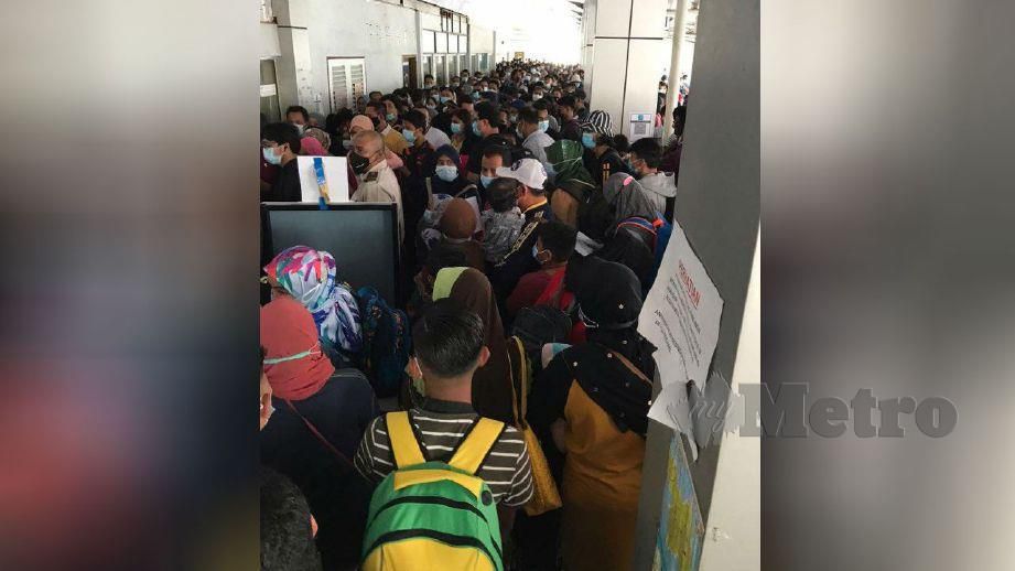 KEADAAN sesak dengan pengunjung di Terminal Feri Kuala Perlis pagi tadi berikutan jadual perjalanan feri ke Pulau Langkawi tertunda beberapa jam. FOTO ihsan pembaca 