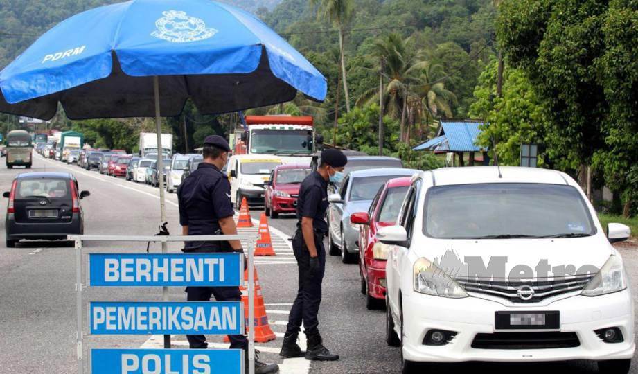 PDRM dan ATM membuat pemeriksaan pemantuan di Sekatan Jalan Raya (SJR) Bukit Yong yang menjadi sempadan antara Kelantan dan Terengganu pada hari  pertama Perintah Kawalan Pergerakan Pemulihan (PKPP) selepas kerajaan membenarkan aktiviti rentas negeri yang dilaksanakan hari ini. FOTO Nik Abdullah Nik Omar