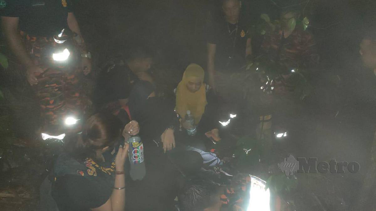 EMPAT wanita diselamatkan bomba selepas dilaporkan tersesat ketika mendaki Bukit Saga, petang tadi. FOTO ihsan bomba