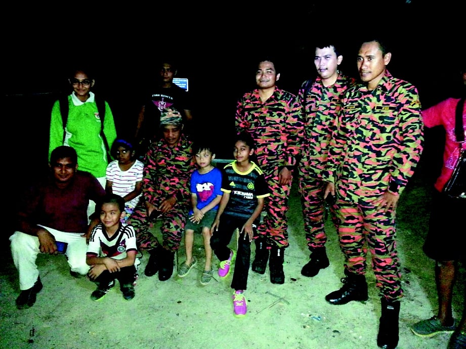 ANGGOTA bomba menyelamatkan dua  jurulatih taekwando dan lima kanak-kanak di Bukit Broga.