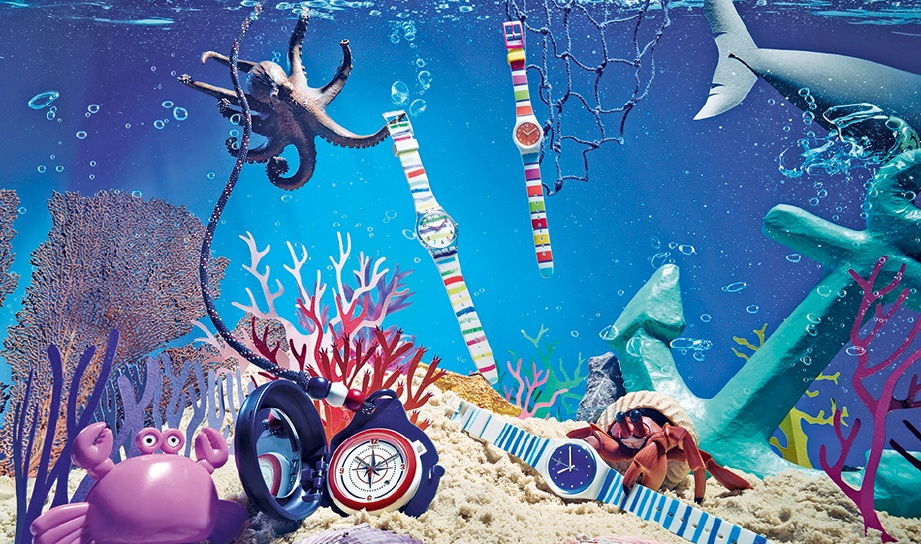 KEINDAHAN dasar lautan ditonjolkan dengan cetakan berwarna warni di bahagian tali dan muka jam.