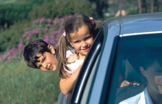 RAMAI ibu bapa beri alasan leceh hingga rela membiarkan anak tanpa kekangan apabila dalam kenderaan.