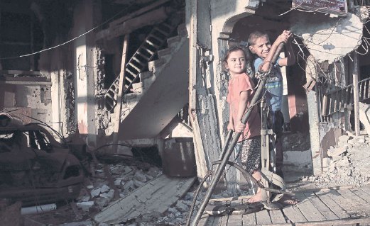 KANAK-KANAK Palestin bermain di celah runtuhan bangunan, hampir setahun selepas sengketa bersenjata Israel-Gaza 2014 berakhir.