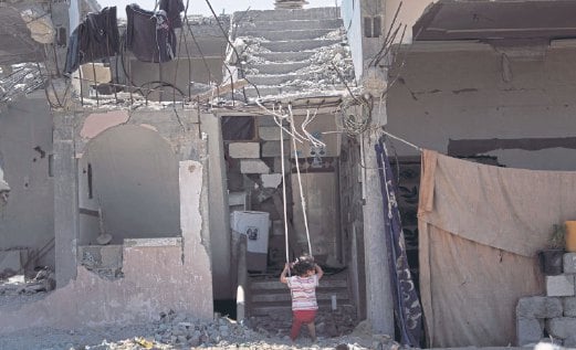 SEORANG gadis Palestin bermain buaian di pintu masuk rumah keluarganya Gaza.