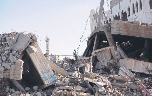 ANTARA ribuan rumah dan puluhan masjid di Gaza yang dimusnahkan Israel dalam konflik tahun lalu.
