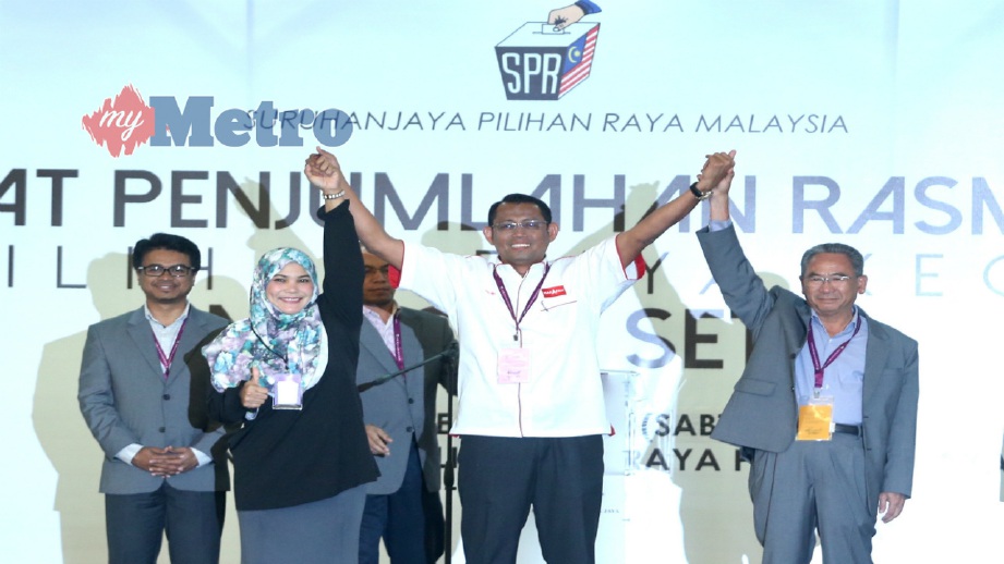 HALIMEY (dua kanan) bersama Suhati selepas memenangi Pilihan Raya Kecil (PRK) Dewan Undangan Negeri (DUN) Seri Setia, hari ini. FOTO Mohd Khairul Helmy Mohd Din