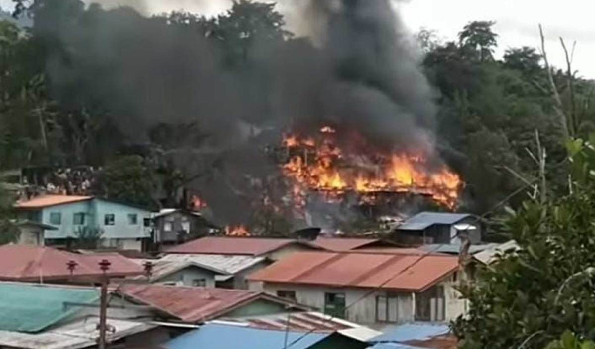 KEBAKARAN memusnahkan 12 rumah setinggan di Skim Penempatan Telipok. FOTO Ihsan JBPM
