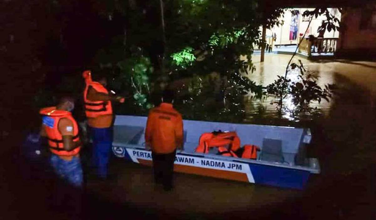 ANGGOTA Angkatan Pertahanan Awam (APM) Setiu sedang melakukan operasi memindahkan mangsa banjir ke pusat pemindahan sementara (PPS) di Setiu. FOTO Ihsan APM Setiu