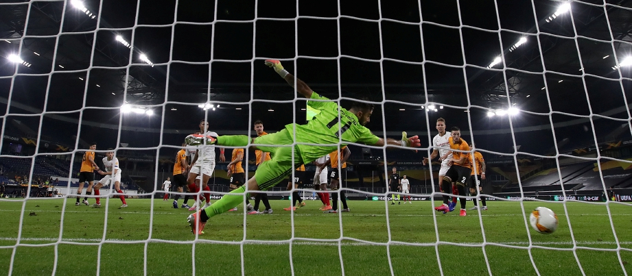 AKSI  Ocampos menjaringkan gol kemenangan Sevilla di MSV Arena,  Duisburg.  FOTO AFP
