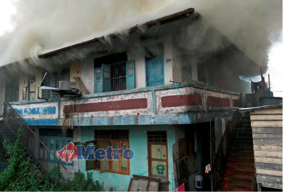 ENAM pintu rumah sewa di bangunan dua tingkat di Jalan Chew Sik Hiong, Sibu, terbakar petang tadi. FOTO ihsan bomba