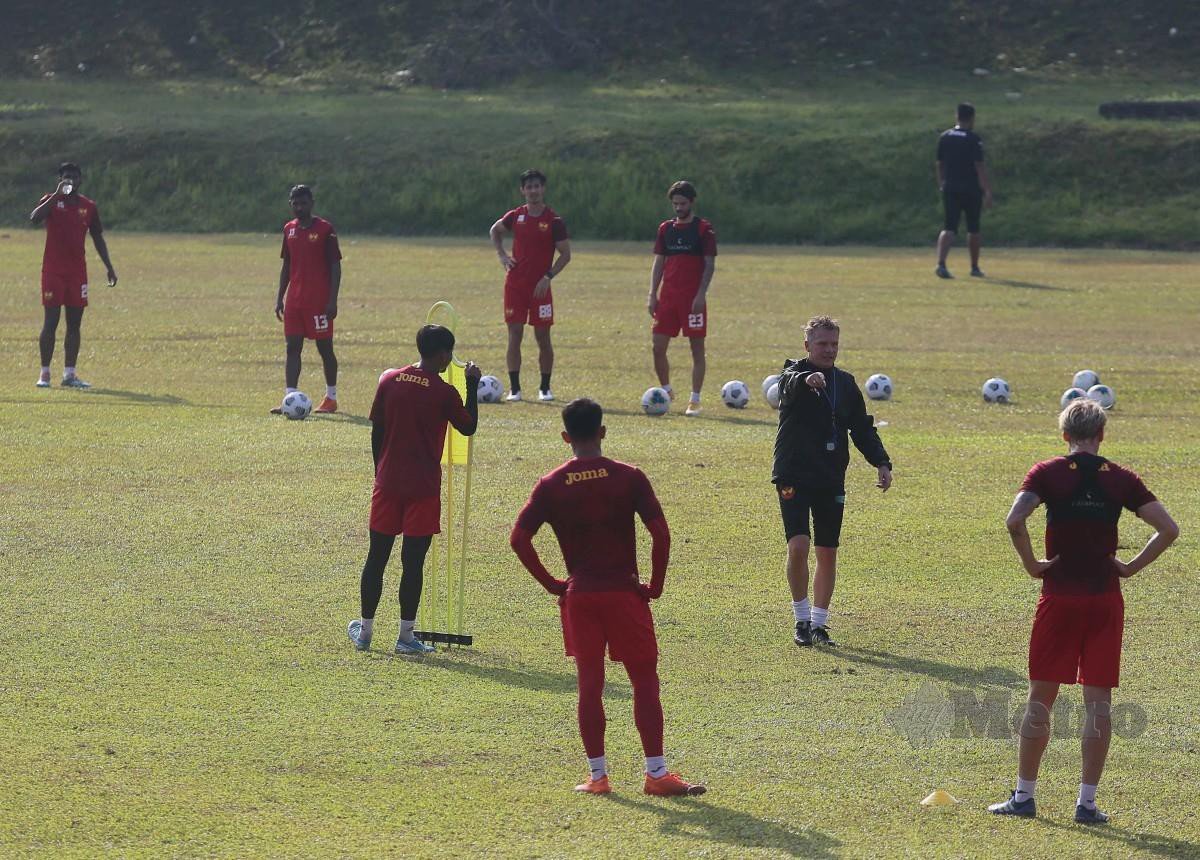 Ketua Jurulatih Selangor FC, Karsten Nitzel (dua kanan) memberi arahan kepada pemain ketika sesi latihan. FOTO Muhmd Asyraf Sawal